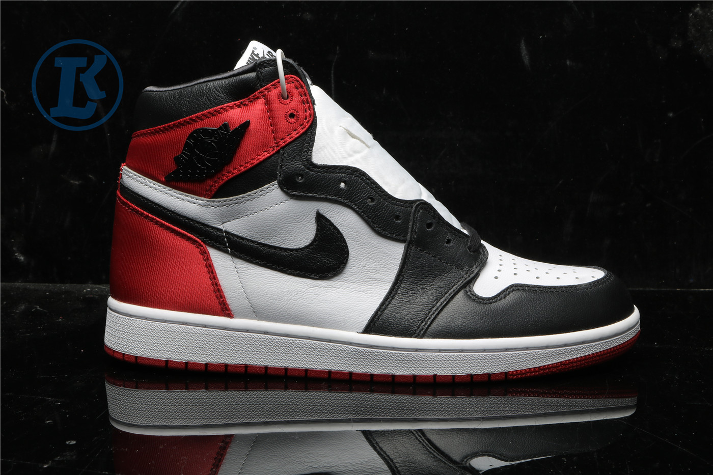 Jordan 1 Retro High Satin Black Toe
